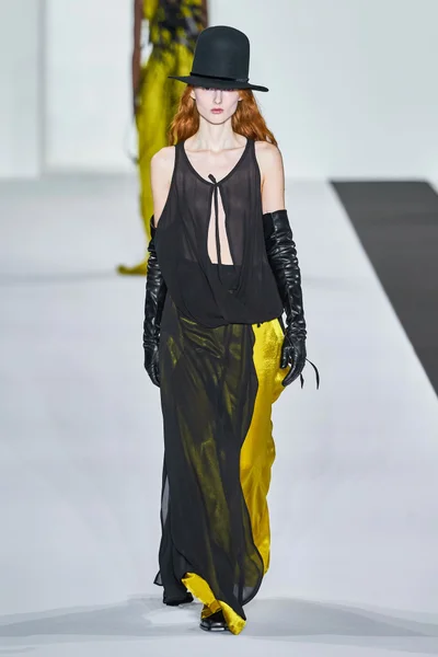 Look 16